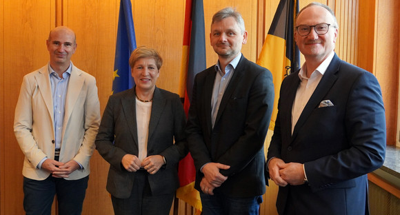 Der Expertenrat beim Gespräch mit Ministerin Nicole Razavi MdL Ende September 2025 im Haus der Wirtschaft in Stuttgart. V.l.n.r.: Prof. Dr.-Ing. Lucio Blandini, Ministerin Nicole Razavi MdL, Prof. Dr.-Ing. Christian Stoy und Prof. Dr. Dr. h.c. Lars P. Feld. Virtuell zugeschaltet waren zum Gespräch: Prof. Dr. Judith Froese, Prof. Dr.-Ing. Harald Garrecht und Prof. Dr. Stefan Korte.