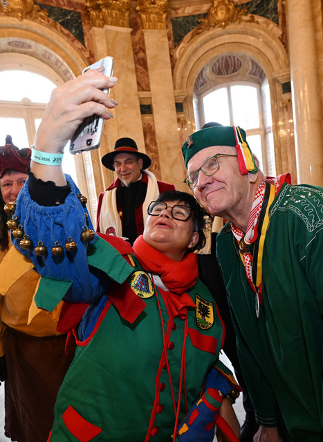 Fastnacht Närrischer Staatsempfang der Landesregierung Eine Närrin macht ein Selfie mit Ministerpräsident Winfried Kretschmann (rechts).