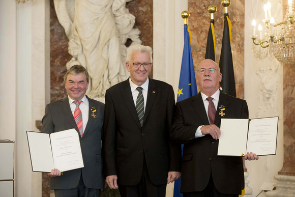 Auszeichnung Verdienstorden des Landes an 22 verdiente Persönlichkeiten Ministerpräsident Winfried Kretschmann (M.) mit Albin Braig (l.) und Karlheinz Hartmann (r.)