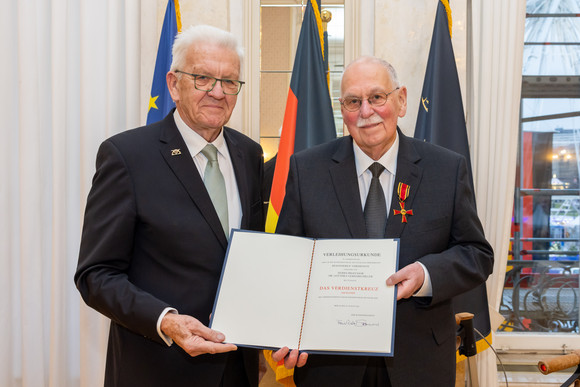 Ministerpräsident Winfried Kretschmann (links) und Prof. Dr. Gotthilf Gerhard Hiller (rechts)