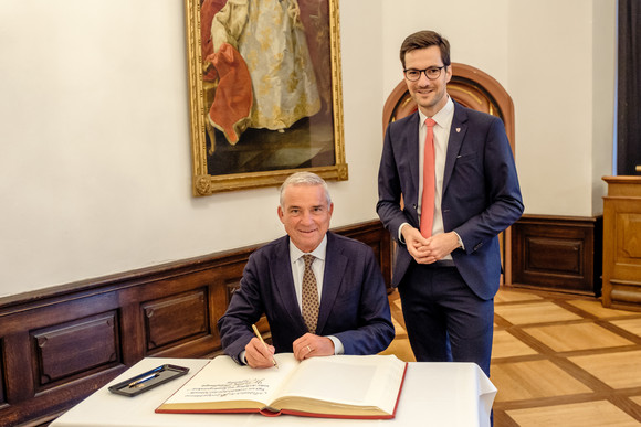 Landesregierung Auswärtige Kabinettssitzung in Freiburg Der stellvertretende Ministerpräsident und Innenminister Thomas Strobl (links) beim Eintrag in das goldene Buch der Stadt Freiburg, daneben steht Freiburgs Oberbürgermeister Martin Horn (rechts).