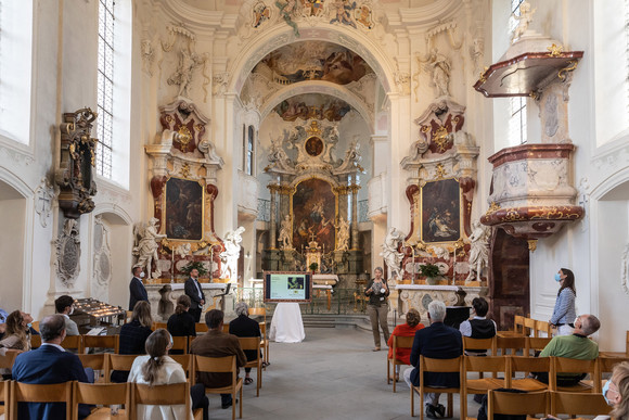 Die Schlosskirche auf der Insel Mainau von innen mit einer Delegation um Ministerin Nicole Razavi MdL