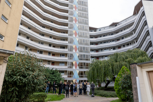 Die Wohnhochhausgruppe „Romeo und Julia“ in Stuttgart-Zuffenhausen war die vorletzte Station auf der Denkmalreise von Ministerin Nicole Razavi MdL