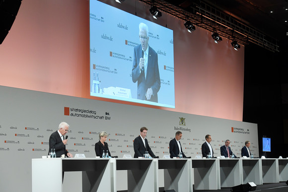 Mobilität Zwischenbilanz des Strategiedialogs Automobilwirtschaft v.l.n.r.: Ministerpräsident Winfried Kretschmann spricht auf der gemeinsamen Pressekonferenz mit Wirtschaftsministerin Nicole Hoffmeister-Kraut, Ola Källenius, Vorstandsvorsitzender der Daimler AG und der Mercedes-Benz AG, Oliver Blume, Vorstandsvorsitzender der Porsche AG, Volkmar Denner, Vorsitzender der Geschäftsführung der Robert Bosch GmbH, Frank Mastiaux, Vorstandsvorsitzender der EnBW, Roman Zitzelsberger, Bezirksleiter der IG Metall Baden-Württemberg, und Brigitte Dahlbender (Video), Landesvorsitzende des Bundes für Umwelt und Naturschutz Deutschland (BUND) Baden-Württemberg