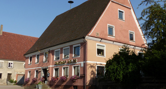 Für das ehemalige Ökonomiegebäude des Gasthofs Adler in Gutenzell-Hürbel soll ein denkmalgerechtes Nutzungskonzept entwickelt werden. Das Land fördert dies im Rahmen des Sonderprogramms Wohnen im Kulturdenkmal mit einem Konzeptgutschein.