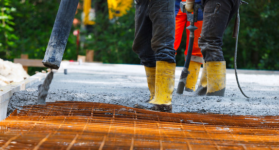 Nahaufnahme Bodenplatte aus Beton wird gegossen