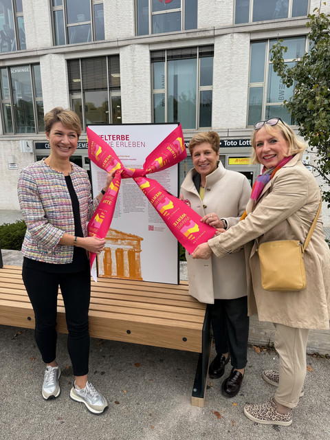 Welterbe Land weiht WahreWunderBänke in Stuttgart ein v.l.: Dr. Alexandra Sußmann, Bürgermeisterin für Soziales, Gesundheit und Integration der Stadt Stuttgart, Nicole Razavi MdL, Ministerin für Landesentwicklung und Wohnen, und Sabine Mezger, Bezirksvorsteherin von Stuttgart-Nord, weihen die WahreWunderBänke in der Weissenhofsiedlung in Stuttgart ein.
