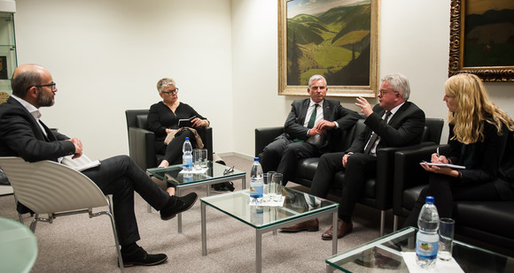 Europa Neujahrsempfang in der Landesvertretung in Brüssel Europaminister Guido Wolf (2.v.r.) und Innenminister Thomas Strobl (M.) im Pressegespräch mit Journalisten