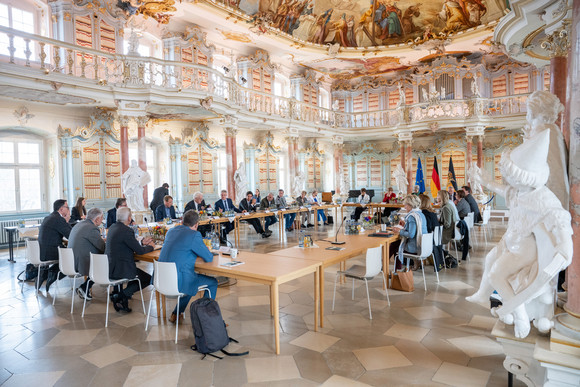 Landesregierung Auswärtige Kabinettssitzung in Bad Schussenried Auswärtige Kabinettssitzung im Kloster Schussenried, Bibliothekssaal