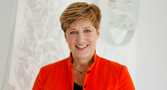 Portrait Ministerin Nicole Razavi MdL