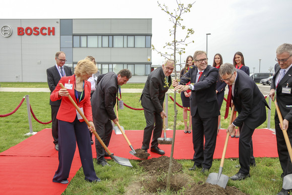 Delegationsreise Kretschmann besucht Südosteuropa Baumpflanzung vor dem Werksgebäude von Bosch in Pećinci am 17. April 2018