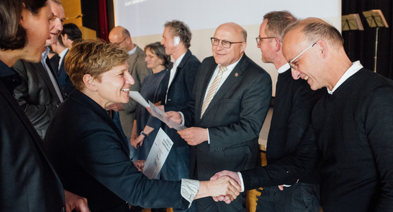 Ministerin Nicole Razavi MdL bei der Urkundenübergabe zur regionalen Baukulturinitiative Hohenlohe-Tauberfranken