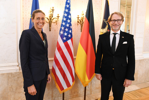 Austausch Stegmann empfängt Direktorin des Aspen Institut Staatsminister Dr. Florian Stegmann (r.) und die Direktorin des Aspen Institut Deutschland, Dr. Stormy-Annika Mildner (l.)