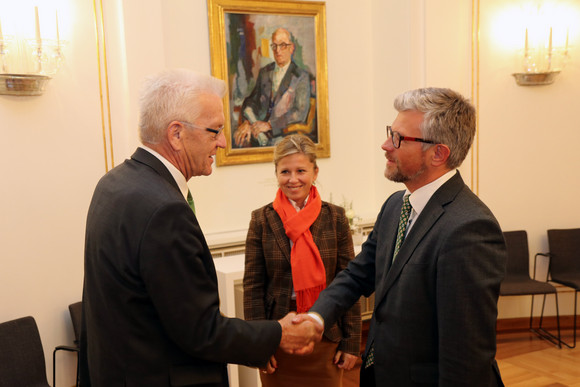 Antrittsbesuch Kretschmann empfängt ukrainischen Botschafter Ministerpräsident Winfried Kretschmann (l.) begrüßt den ukrainischen Botschafter Andrij Melnyk (r.) und dessen Ehefrau (M.)