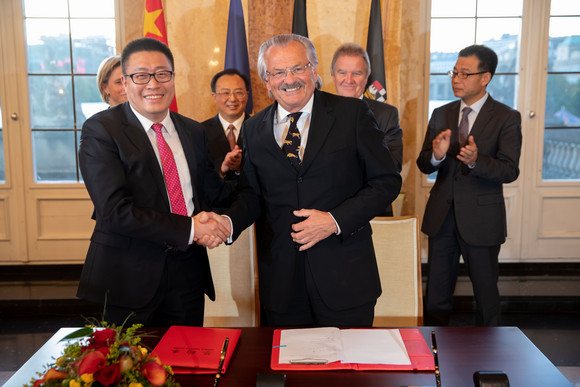Partnerschaft Land stärkt Zusammenarbeit mit chinesischer Provinz Jiangsu Unterzeichnung des Partnerschaftsabkommens zwischen zwischen BMTS Technology GmbH&Co. KG und der Jintan Development Zone. (Foto: Staatsministerium Baden-Württemberg)