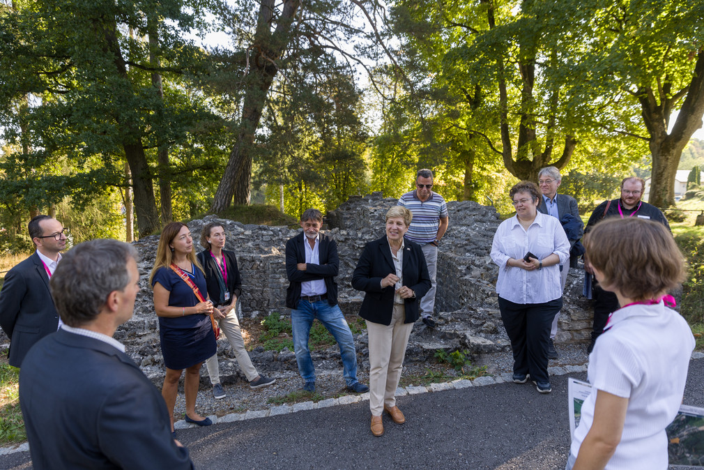 Ministerin Nicole Razavi MdL besichtigt das römische Annexkastell in Osterburken