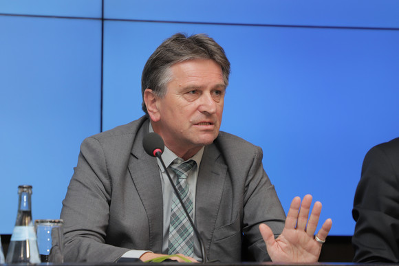 Pressekonferenz Zusammenhalt in Baden-Württemberg stark und stabil Sozial- und Integrationsminister Manne Lucha bei der Regierungspressekonferenz (Bild: Staatsministerium Baden-Württemberg)