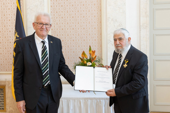 Auszeichnung Verdienstorden des Landes an 26 verdiente Persönlichkeiten Ministerpräsident Winfried Kretschmann (l.) und Rabbiner Benjamin Soussan (r.)