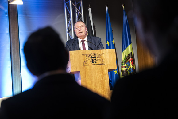 Europa Achter Donausalon setzt Fokus auf Zukunft von Moldau Der Botschafter der Republik Moldau, Aureliu Ciocoi, bei seiner Rede beim 8. Donausalon in der Vertretung des Landes Baden-Württemberg beim Bund in Berlin.