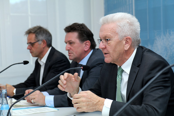 Pressekonferenz Pakt für Integration mit den Kommunen v.l.n.r.: Regierungssprecher Rudi Hoogvliet, Sozial- und Integrationsminister Manne Lucha und Ministerpräsident Winfried Kretschmann