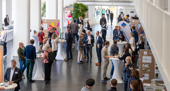 Der „Marktplatz der Baukultur“ im Rahmen der Netzwerkkonferenz Baukultur am 7. April 2025 im Stuttgarter Haus der Wirtschaft macht die Vielfalt und das Engagement der Baukultur in Baden-Württemberg sichtbar.