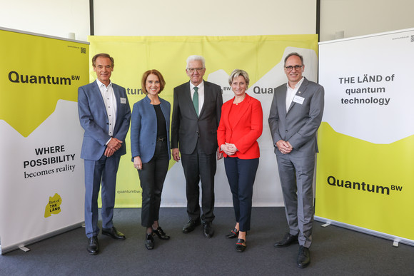 Forschung Land startet Offensive in der Quantentechnologie von links nach rechts: QuantumBW-Sprecher Dr. Volkmar Denner, Wissenschaftsministerin Petra Olschowski, Ministerpräsident Winfried Kretschmann, Wirtschaftsministerin Dr. Nicole Hoffmeister-Kraut und QuantumBW-Sprecher Professor Joachim Ankerhold