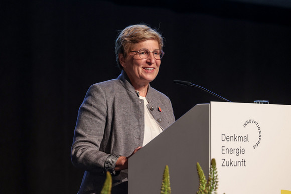 Denkmalpflege Verleihung Innovationspreis „Denkmal – Energie – Zukunft“ Ministerin Nicole Razavi MdL begrüßt die Gäste bei der Verleihung des ersten Innovationspreises "Denkmal - Energie - Zukunft"
