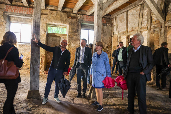 Die Denkmalreise startete Staatssekretärin Lindlohr am zweiten Tag in Eberdingen-Hochdorf, wo am Schlossgut Hochdorf historische Bausubstanz mit großer Sorgfalt in eine neue Nutzung überführt wird.