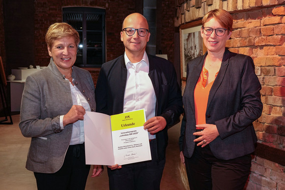 Ministerin Nicole Razavi MdL (l.) und Staatssekretärin Andrea Lindlohr MdL mit Architekt Michael Welle, dem Preisträger des Projekts Neubau Michelbach 1a