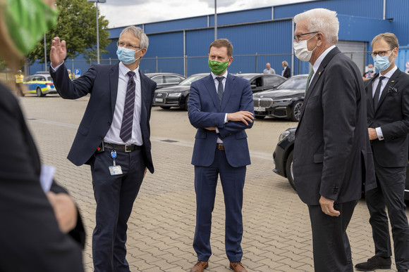 Reise Kretschmann besucht Sachsen Ministerpräsident Winfried Kretschmann (2.v.r.), der sächsische Ministerpräsident Michael Kretschmer (M.) und Staatssekretär Dr. Florian Stegmann (r.) bei der Firma SICK Engineering GmbH in Ottendorf-Okrilla (Bild: Staatsministerium Baden-Württemberg)