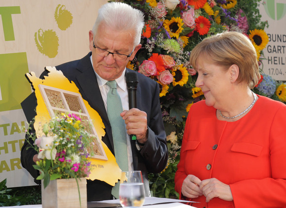 Stallwächterparty 2018 ARTEN VIELFALT LEBEN Ministerpräsident Winfried Kretschmann überreicht Bundeskanzlerin Dr. Angela Merkel ein Wildbienenhotel für das Bundeskanzleramt