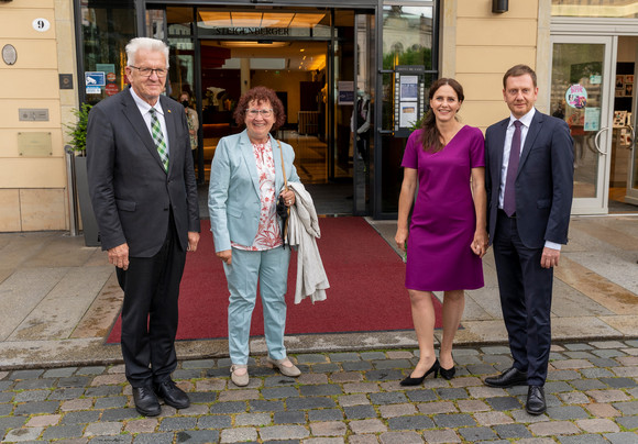 Reise Kretschmann besucht Sachsen Ministerpräsident Winfried Kretschmann (l.) und seine Frau Gerlinde Kretschmann (2.v.l.) mit dem sächsischen Ministerpräsidenten Michael Kretschmer (r.) und dessen Partnerin Annett Hofmann (2.v.r.) in Dresden (Bild: Staatsministerium Baden-Württemberg)