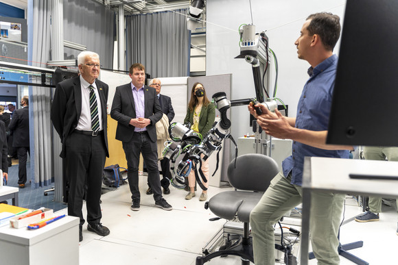 Europa Kretschmann auf Delegationsreise in der Schweiz Ministerpräsident Winfried Kretschmann (links) ist beim Besuch der Eidgenössischen Technischen Hochschule Zürich (ETH Zürich) mit anderen Personen in einem Labor.