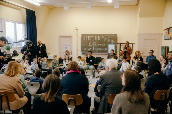 Schulbesuch Austausch zu Bildungsreformen Ministerpräsident Winfried Kretschmann und Kultusministerin Theresa Schopper beim Austausch zu Bildungsreformen an der Pragschule Stuttgart