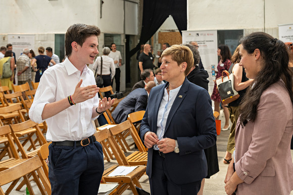 Ministerin Nicole Razavi MdL im Gespräch mit Leon Meyer, stellvertretender Präsidiumsvorsitzender des Pforzheimer Jugendgemeinderats