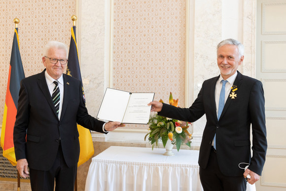 Auszeichnung Verdienstorden des Landes an 26 verdiente Persönlichkeiten Ministerpräsident Winfried Kretschmann (l.) und Prof. Dr. Jochen Cornelius-Bundschuh (r.)