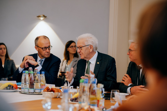 Ministerpräsident Winfried Kretschmann (Mitte), Bundeskanzler Friedrich Merz (links) und Innenminister Thomas Strobl (rechts) bei der Kabinettssitzung