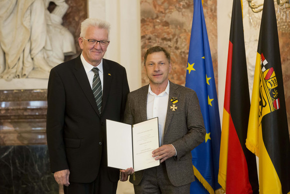 Auszeichnung Verdienstorden des Landes an 22 verdiente Persönlichkeiten Ministerpräsident Winfried Kretschmann (l.) und Richy Müller (r.)