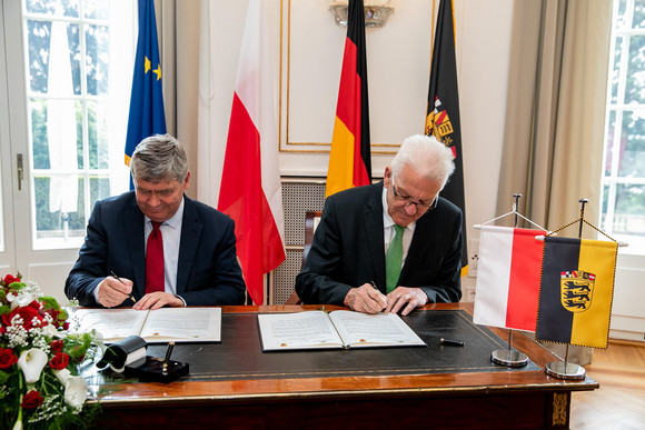 Europa Weitere Kooperationen mit Woiwodschaft Łódźkie Ministerpräsident Winfried Kretschmann (r.) und Woiwodschaftsmarschall Witold Stępień (l.)