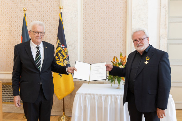 Auszeichnung Verdienstorden des Landes an 26 verdiente Persönlichkeiten Ministerpräsident Winfried Kretschmann (l.) und Klaus-Peter Murawski (r.)
