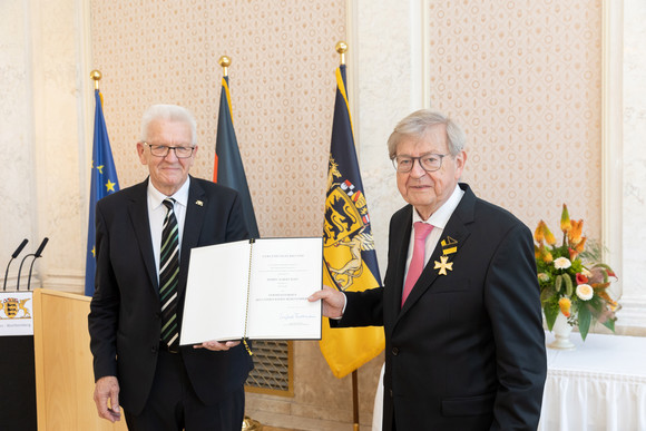 Auszeichnung Verdienstorden des Landes an 26 verdiente Persönlichkeiten Ministerpräsident Winfried Kretschmann (l.) und Albert Raff (r.)