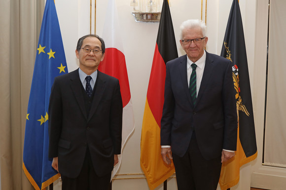 Antrittsbesuch Kretschmann empfängt japanischen Botschafter Ministerpräsident Winfried Kretschmann (rechts) und der japanische Botschafter Hidenao Yanagi (links) stehen in der Villa Reitzenstein vor Fahnen.