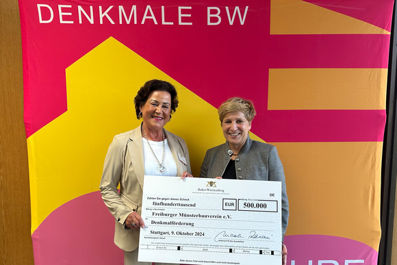 Von links: Martina Feierling-Rombach (Vorsitzende Freiburger Münsterbauverein e.V.), Nicole Razavi MdL (Ministerin für Landesentwicklung und Wohnen)