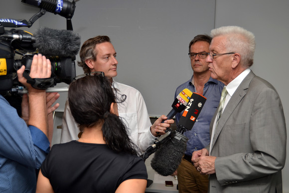 Pressekonferenz Stärkung der Sicherheitsbehörden und der Prävention Ministerpräsident Winfried Kretschmann (r.) beim Interview im Anschluss an die Regierungspressekonferenz