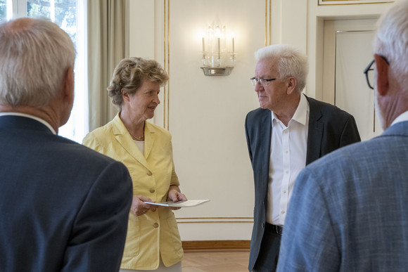 Bürokratieabbau Normenkontrollrat übergibt Jahres- und Bilanzbericht 2021 Dr. Gisela Meister-Scheufelen (zweite von links), Vorsitzende des Normenkontrollrats Baden-Württemberg, übergibt Ministerpräsident Winfried Kretschmann (zweiter von rechts) den Jahres- und Bilanzbericht 2021.