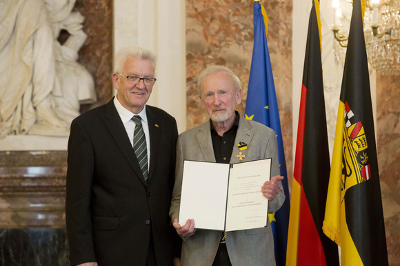 Auszeichnung Verdienstorden des Landes an 22 verdiente Persönlichkeiten Ministerpräsident Winfried Kretschmann (l.) und Pfarrer Reinhart Müller (r.)