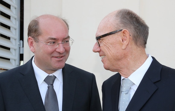 Justiz Eberhard Stilz als Präsident des Verfassungsgerichtshofs verabschiedet Dr. Malte Graßhof (l.) und Eberhard Stilz (r.) im Gespräch