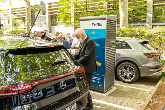 Elektromobilität Erster urbaner Schnellladepark eröffnet Ministerpräsident Winfried Kretschmann (Bild: Staatsministerium Baden-Württemberg)
