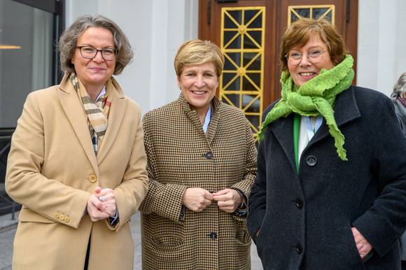 v.l.: Ina Scharrenbach, Ministerin für Heimat, Kommunales, Bau und Digitalisierung des Landes Nordrhein-Westfalen, Nicole Razavi, Ministerin für Landesentwicklung und Wohnen des Landes Baden-Württemberg, und Dr. Sabine Sütterlin-Waack, Ministerin für Inneres, Kommunales, Wohnen und Sport des Landes Schleswig-Holstein, beim Denkmalspaziergang zur Bauministerkonferenz 2023