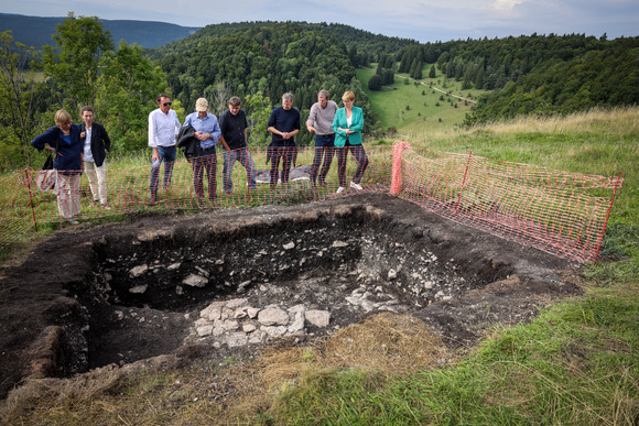 Denkmalreise Staatssekretärin Lindlohr besucht den Lochenstein Zum Auftakt der Denkmalreise besuchte Staatssekretärin Lindlohr den Lochenstein bei Hausen am Tann.